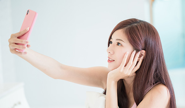 自撮りする女性のイメージ?20230112