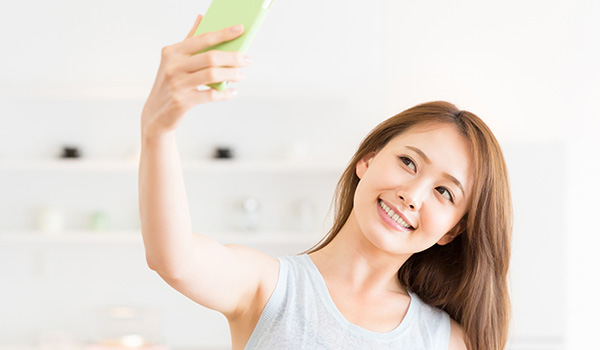 治療3日後に自撮りする女性のイメージ?20230112