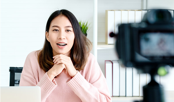 ミラドライ治療1ヶ月後にインタビューを受けているイメージ